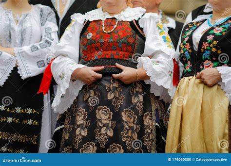 cultura rumana mujeres|Las mujeres romaníes pioneras que dan forma al。